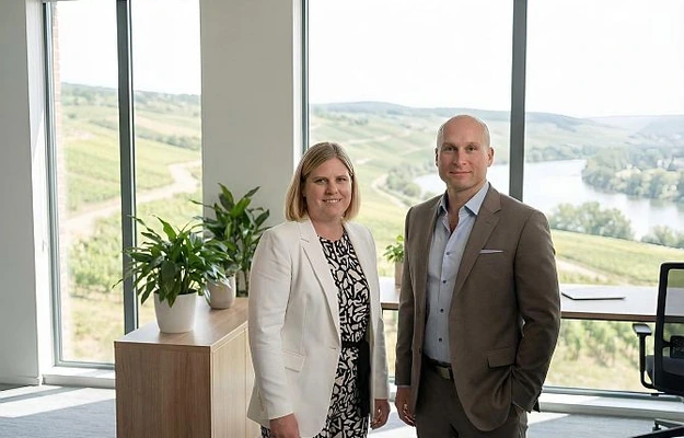 Interim-HR-Workshop mit mehreren Personen zur Abstimmung von HR-Strategien und operativen Personalprozessen.