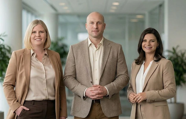 Team von Dashing Consulting bestehend aus drei Beraterinnen und Beratern im Büroflur des Unternehmens.