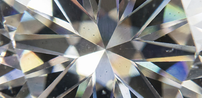 Abstraktes Detail eines geschliffenen Diamanten als visuelles Symbol für Präzision, Qualität und Premium-Recruiting bei DashingDIAMOND.