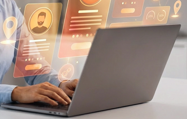 Person arbeitet an einem Laptop mit eingeblendeten digitalen Profil- und Datenvisualisierungen als Darstellung datenbasierter Kandidatenanalyse und Active Sourcing bei Dashing.