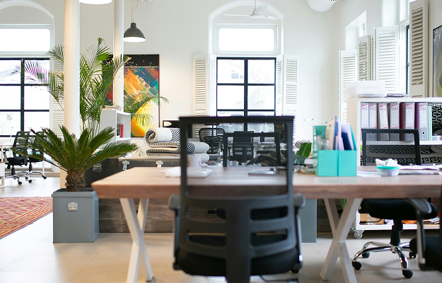 Modern eingerichteter Büroarbeitsplatz mit Schreibtischen und Arbeitsmaterialien als Darstellung strukturierter Recruiting-Prozesse und klarer Arbeitsumgebungen bei Dashing.