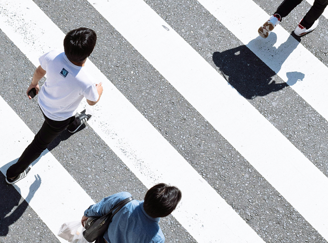 Menschen überqueren einen Zebrastreifen aus der Vogelperspektive als Symbol für Orientierung, gezielte Ansprache und strukturiertes Recruiting bei Dashing.